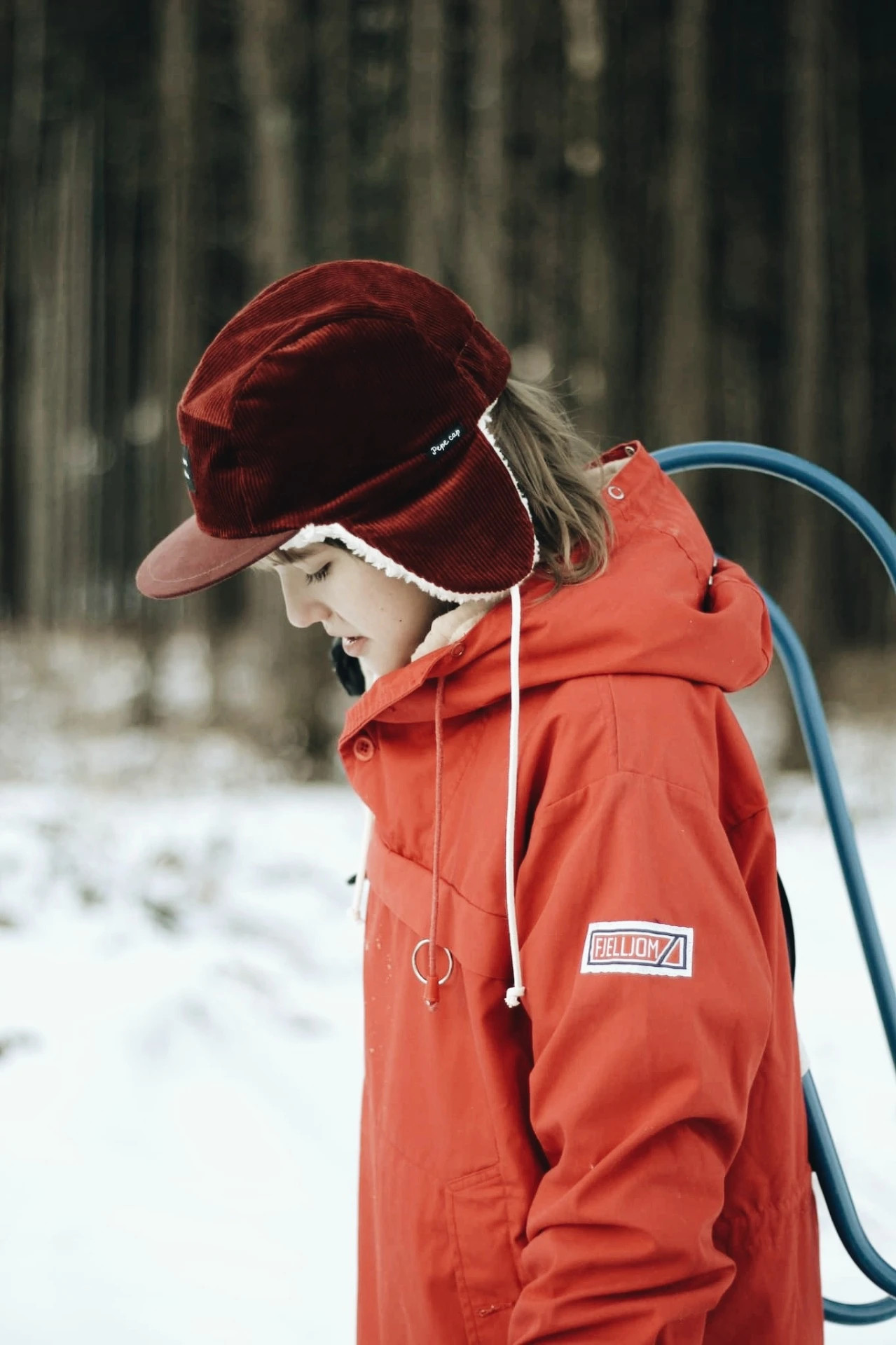 Vínová zimní čepice s kšiltem